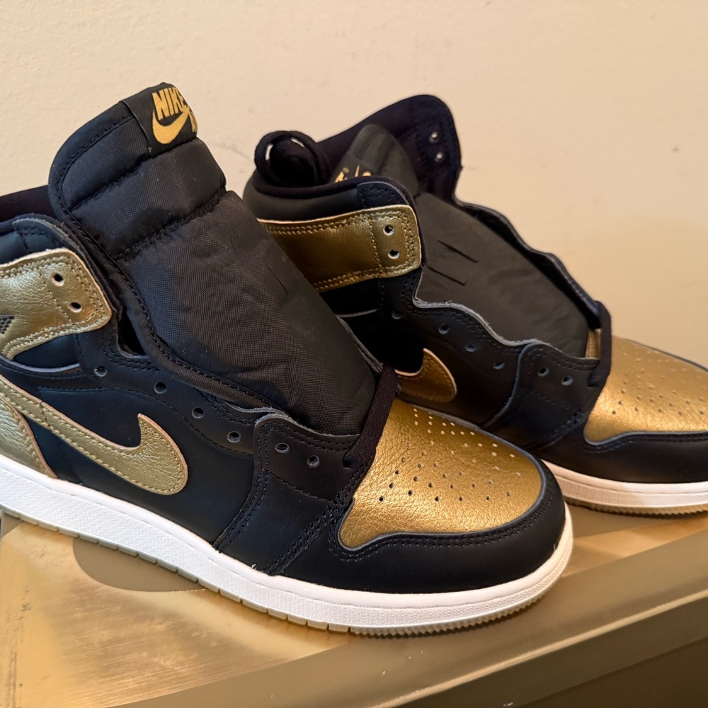 Jordan 1 Retro High OG ‘Black Metallic Gold’ - Picture 2 of 5